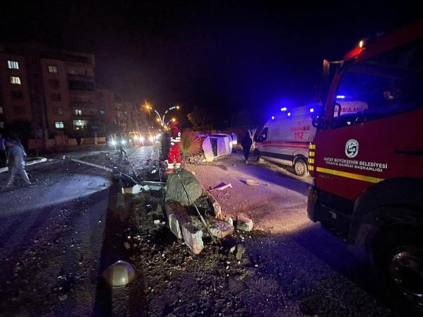 Aydınlatma direğine çarpan otomobil takla attı