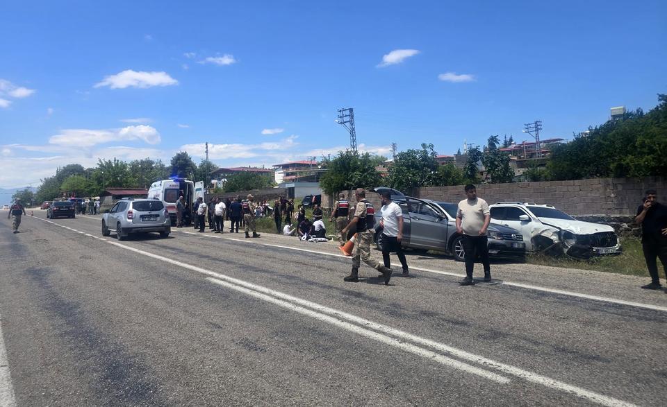 Pikap ile otomobil çarpıştı: 9 yaralı