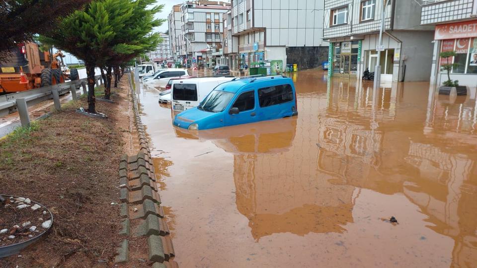 RİZE'NİN İYİDERE VE PAZAR İLÇESİ SEL SULARINA TESLİM OLDU KARADENİZ SAHİL YOLU'NUN BÜYÜK BÖLÜMÜ VE İLÇE MERKEZLERİ SULAR ALTINDA KALDI