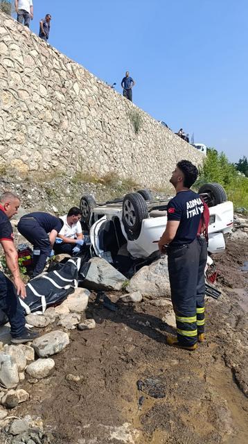 ADANA'DA OTOMOBİL DEREYE DÜŞTÜ: 2 ÖLÜ, 1 YARALI