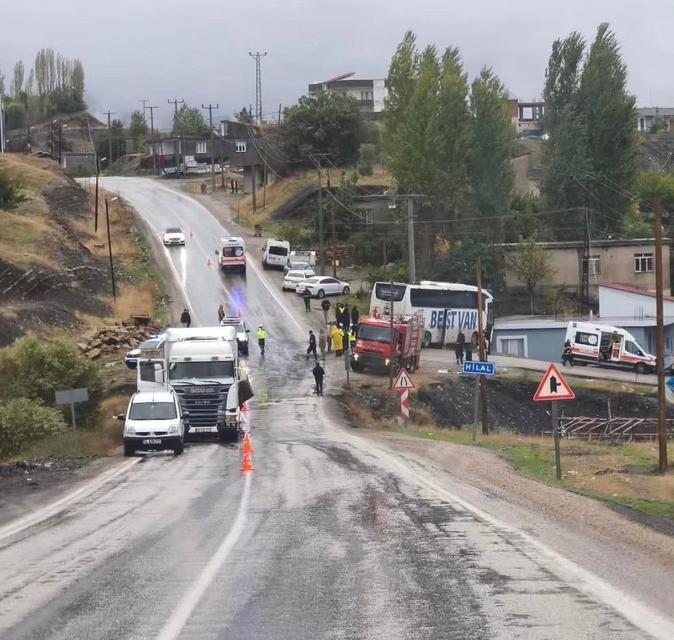 Otobüs ile tır çarpıştı: 15 yaralı