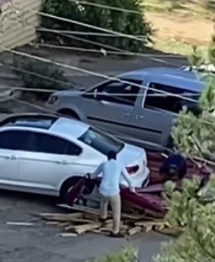 Şiddetli rüzgar okulun çatısını uçurdu