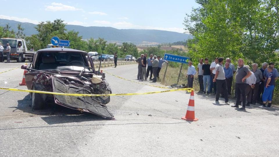 İki otomobil çarpıştı: 1 ölü, 3 yaralı
