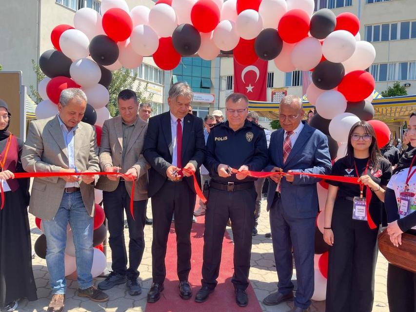 Nazilli'de İmam Hatip Lisesi bilim fuarı düzenledi
