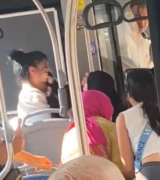 OTOBÜSTE TESETTÜRLÜ KADINA HAKARET: ARBEDE YAŞANDI ÇOCUĞUYLA OTOBÜSE BİNEN TESETTÜRLÜ KADINA HAKARET EDEN SALDIRGAN BÜYÜK TEPKİ TOPLADI HAKARETLERİN ARDINDAN ARBEDE YAŞANDI