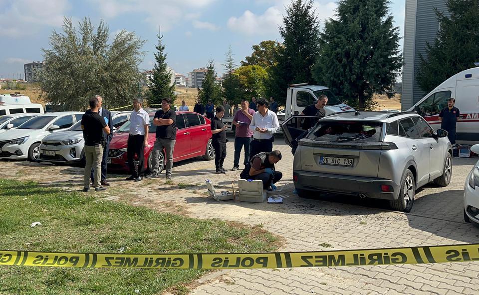EVLİLİK YIL DÖNÜMÜNDE ÖLÜ BULUNAN GENÇ HEMŞİRENİN EŞİ ADLİYEYE SEVK EDİLDİ OTOPSİ İŞLEMLERİNİN ARDINDAN AİLESİ GÖZYAŞLARI İÇİNDE CENAZEYİ HASTANEDEN ALDI