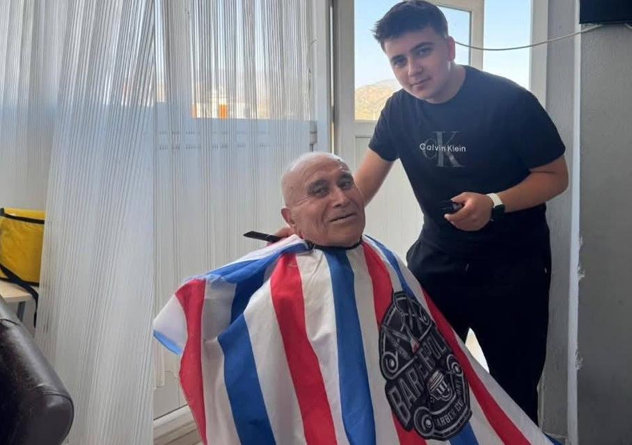 Aydın'da liseli gençler, yaşlı çınarların saç bakımlarını yaptı