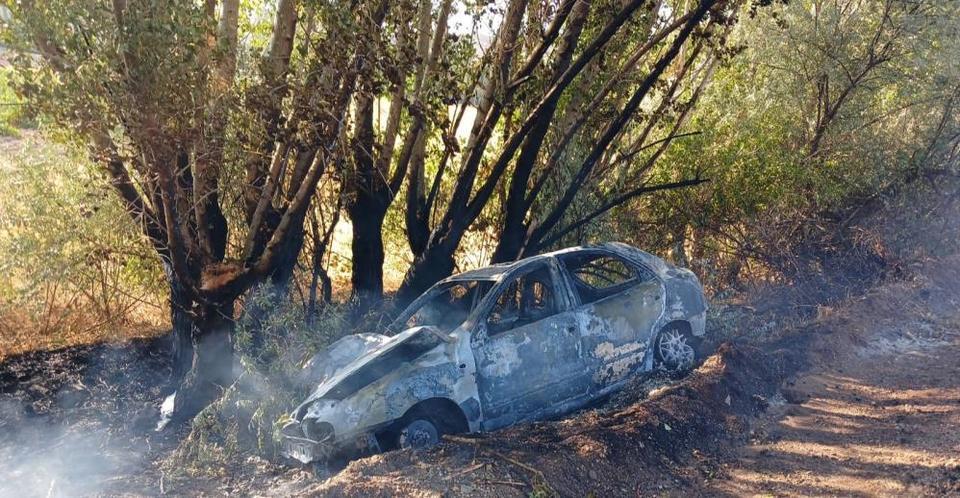Ağaca çarpan otomobil alev aldı: Sürücünün burnu bile kanamadı