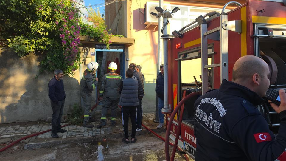 ELEKTRİKLİ BATTANİYE EVİ KÜLE ÇEVİRDİ, YAŞLI ADAM SON ANDA KURTULDU