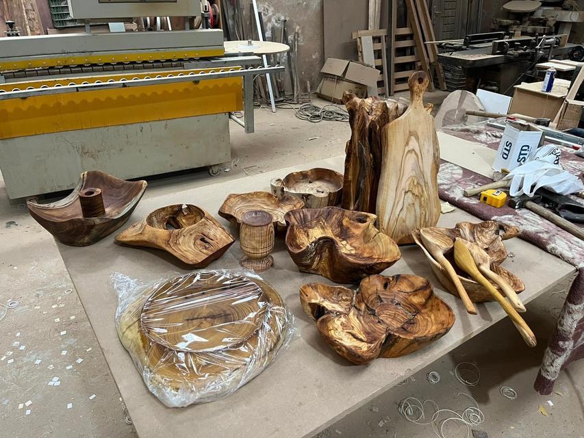 ÇÜRÜMÜŞ ZEYTİN AĞAÇLARINI SANAT ESERİNE DÖNÜŞTÜRÜYOR YAYLALARDAN TOPLAYIP ATÖLYESİNDE TEK TEK İŞLİYOR