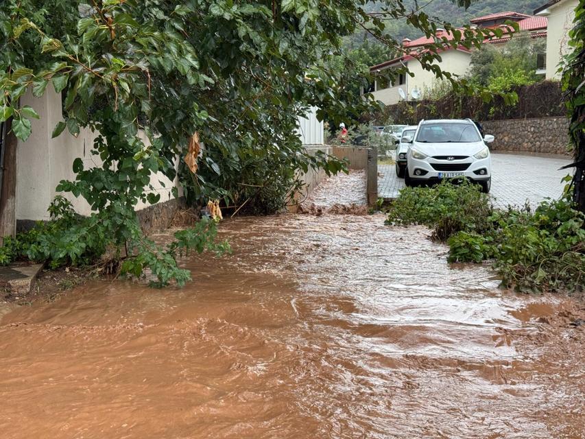 FETHİYE SAĞANAK YAĞIŞA TESLİM OLDU YOLLAR GÖLE DÖNDÜ, EV VE İŞ YERLERİNİ SU BASTI SEL SULARI DENİZİN RENGİNİ KAHVERENGİYE DÖNÜŞTÜRDÜ
