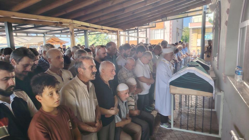 Elektrik akımına kapılarak ölen baba ve oğlu toprağa verildi