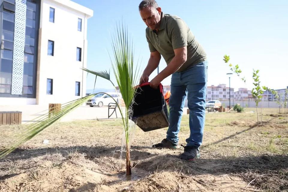 İncirliova'da özel eğitim okulunun bahçesi güzelleştirildi