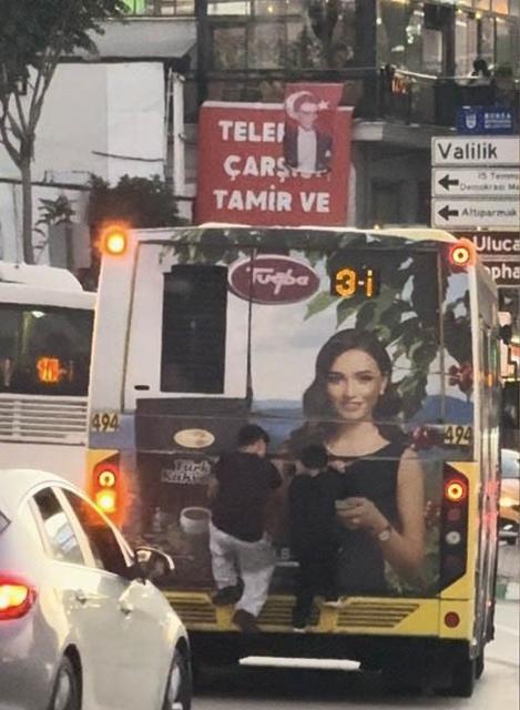 Otobüsün arkasında tehlikeli yolculuk