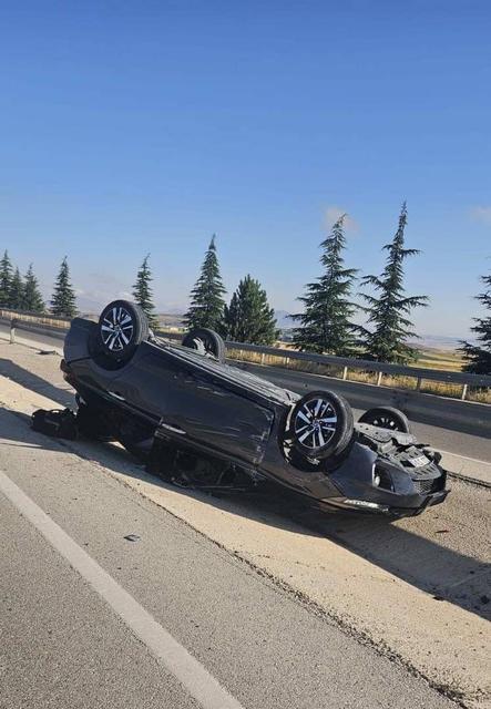 Devrilen otomobilde beşi çocuk 8 kişi yaralandı