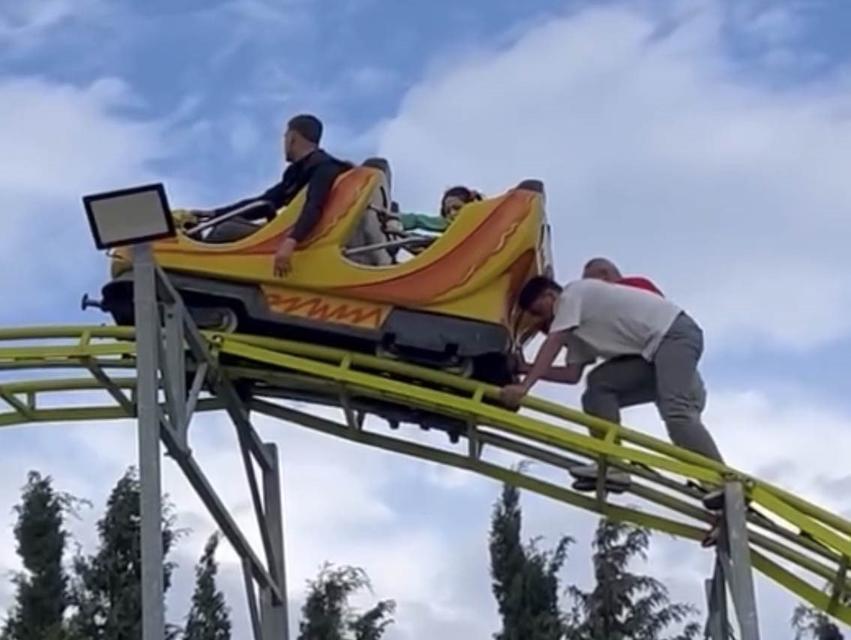 Metrelerce yüksekte baş aşağı asılı kaldılar