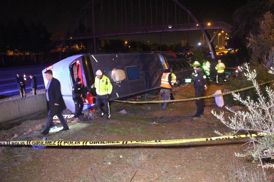 Yolcu otobüsü devrildi: 8 yaralı