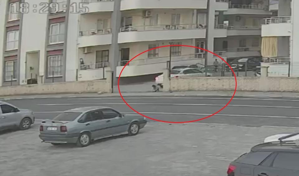 4 yaşındaki çocuk, geri manevra yapan otomobilin altında kaldı