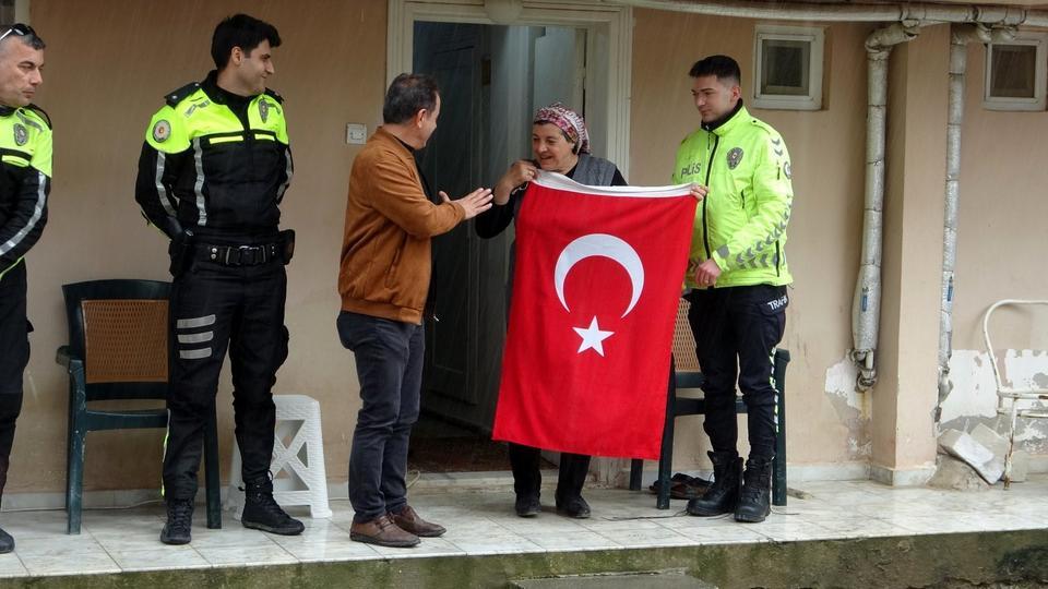 Polis helikopterine bayrak sallayan Muğlalı Ayşe teyze: "Ağlaya ağlaya içeri girdim, çok duygulandım"