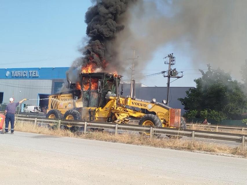 Belediyeye ait greyderi alev topuna döndü