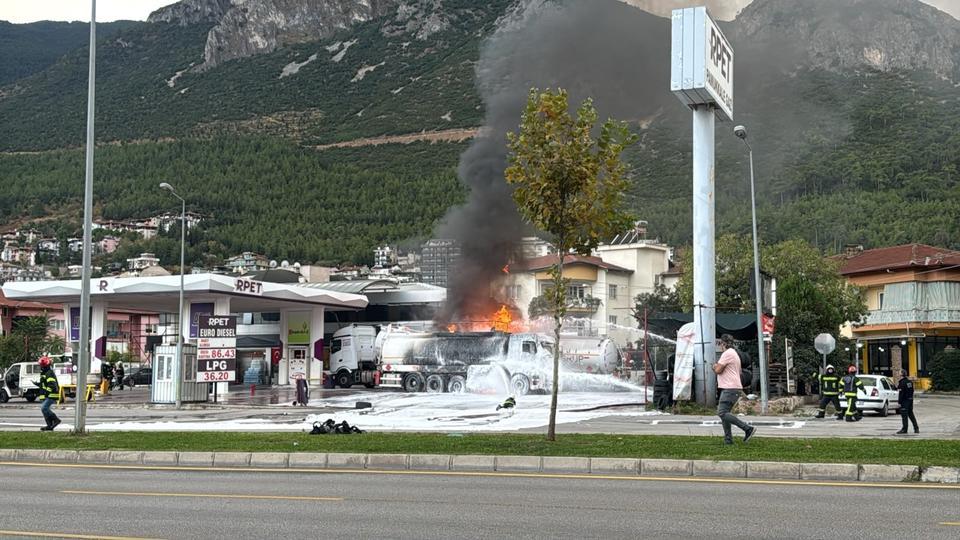 Akaryakıt istasyonunda yakıt boşaltan tanker patladı: Yangını söndürme çalışmaları sürüyor
