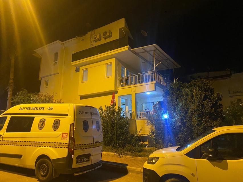 Eski karısını eşarbıyla ve yastıkla boğup polise teslim oldu