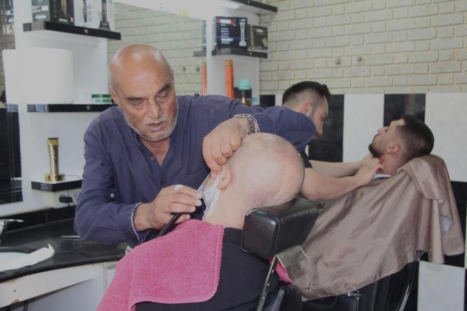 Emektar berber 50 yıldır usturasını elinden bırakmıyor