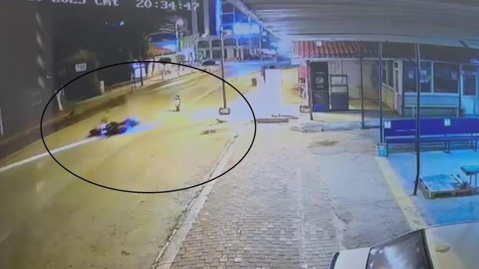 Devrilerek sürüklenen motosiklet, park halindeki minibüsün altına girdi