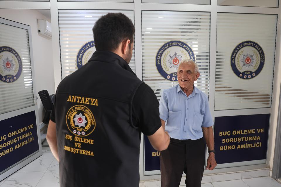 75 YAŞINDAKİ ADAMI SENİNLE EVLENECEĞİN DİYEREK KANDIRAN 30 YAŞINDAKİ KADIN, ALTINLARI ALIP BAKLAVA BAHANESİYLE KAÇTI