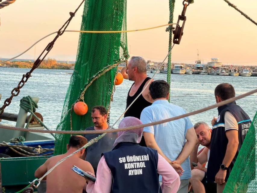 Didim'de uluslararası sularda avlanan trol teknelerine denetim