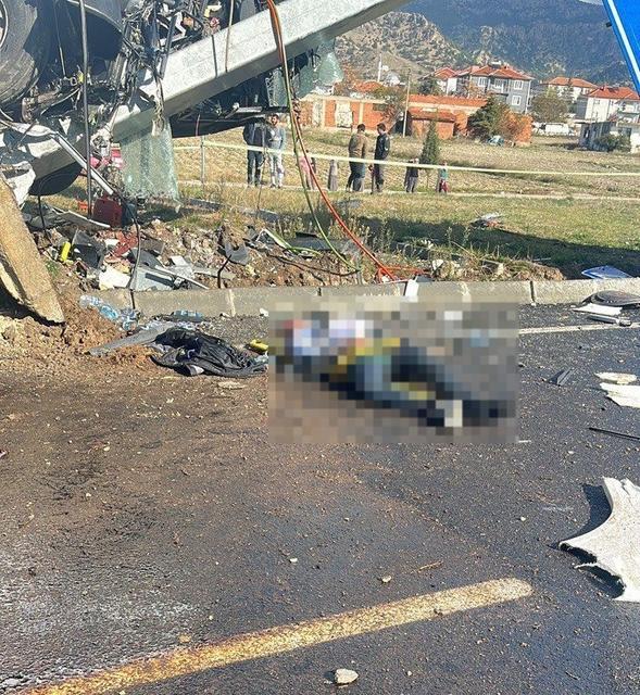 TUR OTOBÜSÜ KAZASINDA ÖLÜ SAYISI 3'E YÜKSELDİ