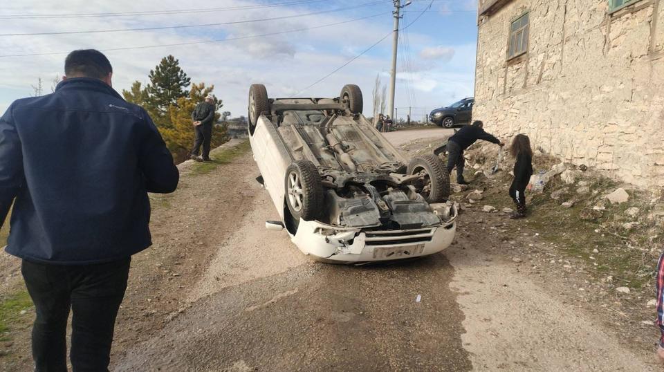 KÜTAHYA'DA OTOMOBİL TAKLA ATTI: 2 YARALI