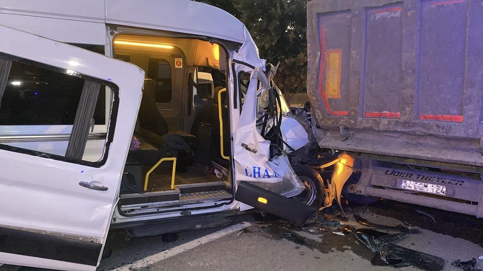 Servis minibüsü hafriyat kamyonuna çarptı: 9 yaralı