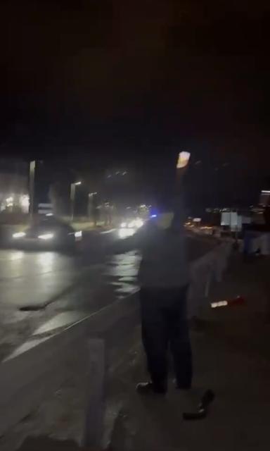 Muhtemel ikinci bir kazanın önüne cep telefonu ışıklarıyla geçtiler