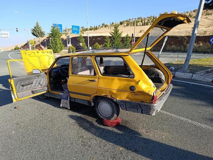 2 otomobil çarpıştı: 1 ölü, 2 yaralı