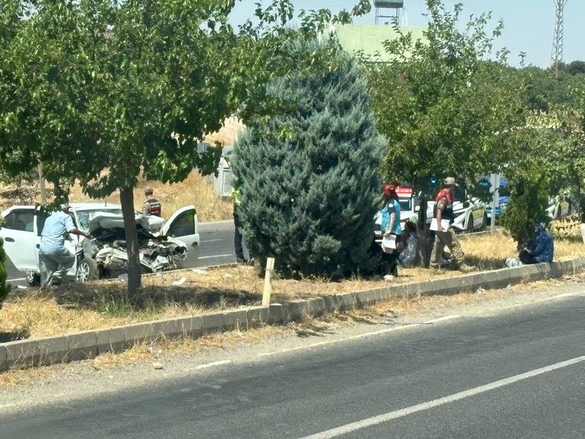 Otomobil yolcu minibüsüne arkadan çarptı: 12 yaralı