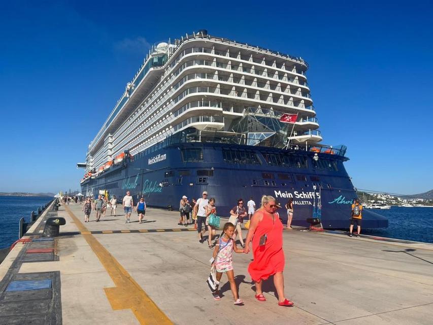 Dev kruvaziyer 2 bin 772 yolcuyla Bodrum'a geldi