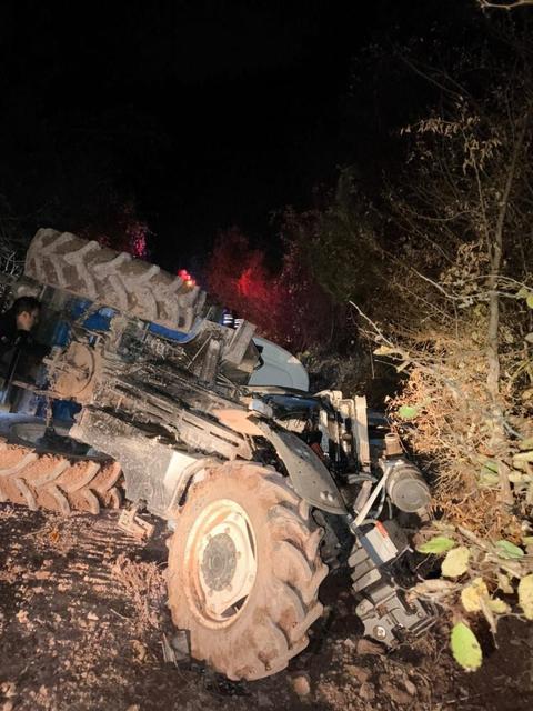 Traktör devrildi: 2 yaralı