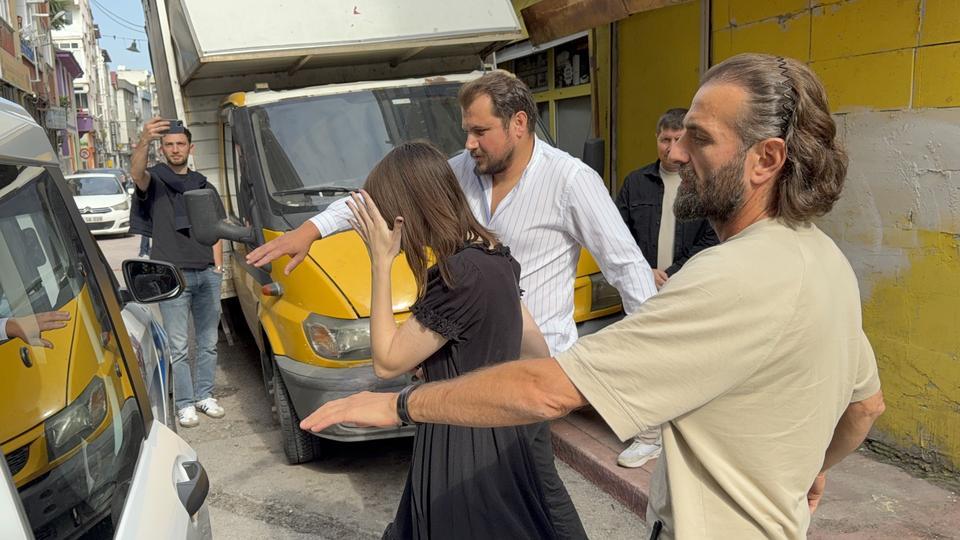 AMERİKALI 22 YAŞINDAKİ KADIN ÇATIYA ÇIKARAK İNTİHARA KALKIŞTI