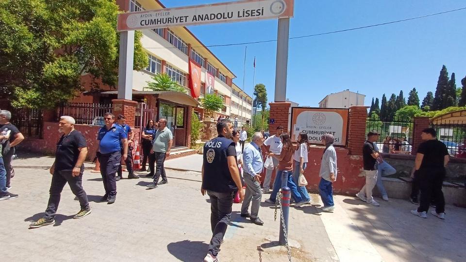 LİSE ÖNÜNDE ÖĞRETMEN VE KURYE KAVGASI YOL VERME TARTIŞMASI KAVGAYA DÖNÜŞTÜ OKUL MÜDÜRÜ ÖĞRENCİLERİ BIRAKTI GAZETECİLERLE UĞRAŞTI