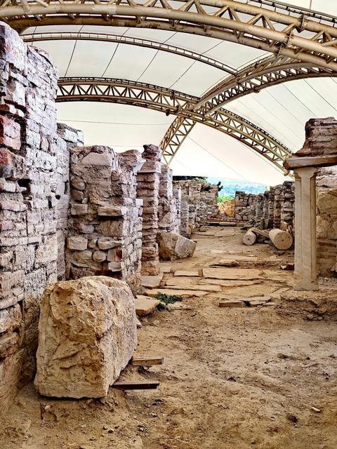 EGE'NİN TARİHİ HAZİNESİ KADIKALESİ, ZİYARETÇİLERİNİ BEKLİYOR