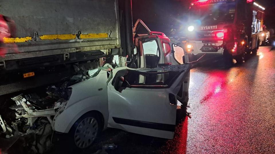 Aydın plakalı otomobil tıra çarptı, sürücü yaralandı