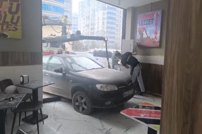 Kontrolden çıkan araç dönerciye girdi