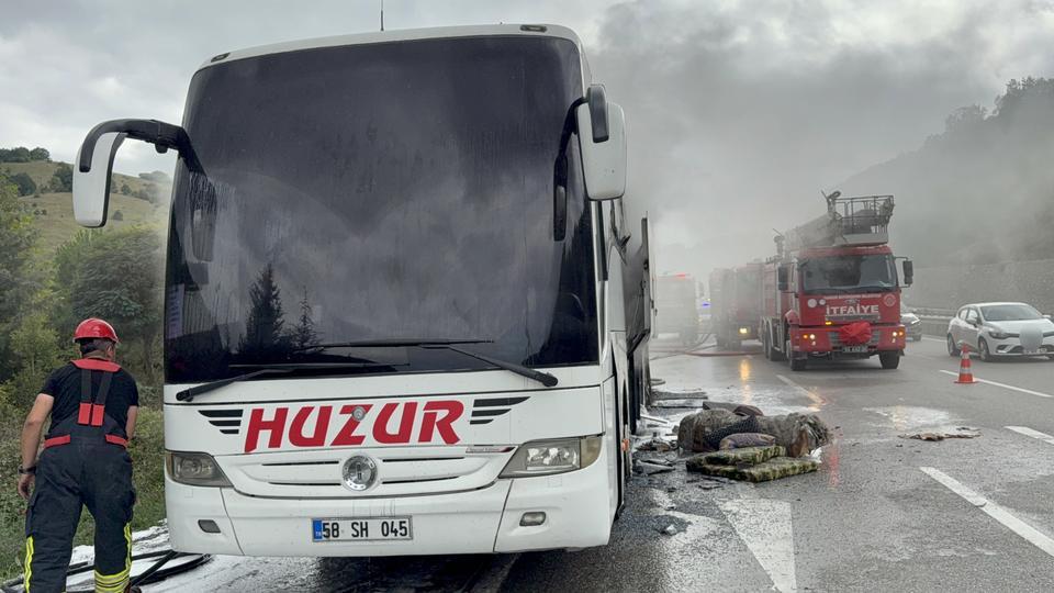 OTOBÜS YANGININDA 13 YOLCU VE 3 PERSONEL ÖLÜMDEN DÖNDÜ
