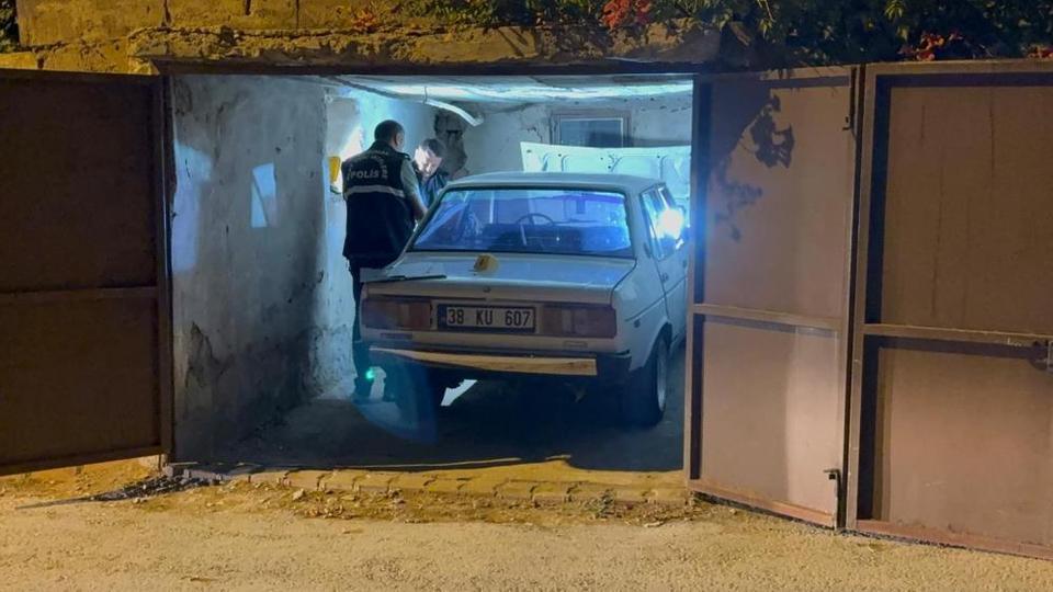 Çaldıkları otomobille kaza yapıp, bir evin garajına park ettiler