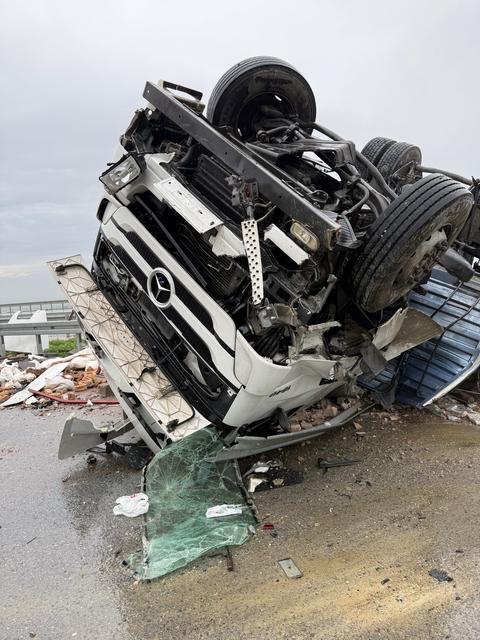 OTOYOLDA KAZAYA KARIŞAN TIR TERS DÖNDÜ: 1 YARALI