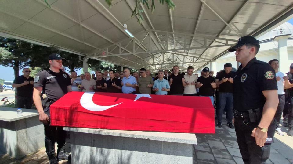 GENÇ POLİS MEMURU EVİNDE HAYATINI KAYBETTİ SON YOLCULUĞUNA MESAİ ARKADAŞLARI UĞURLADI