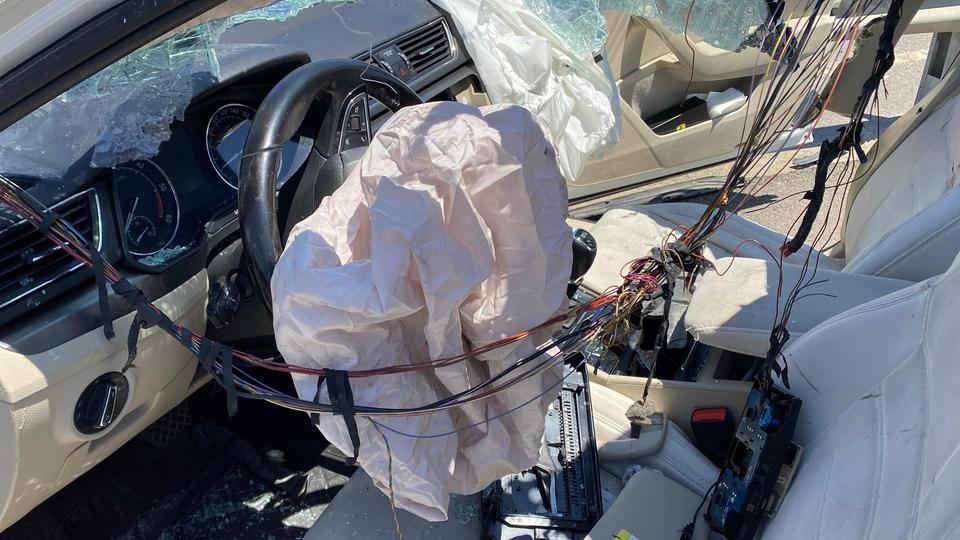 TEM'DE BARİYERE ÇARPAN OTOMOBİLİN TAVANI KOPTU: 4 YARALI