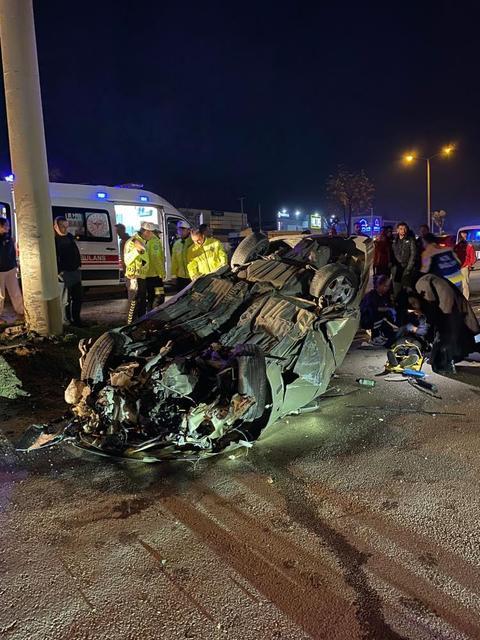 Önce refüje ardından elektrik direğine çarpan otomobil tepetaklak oldu