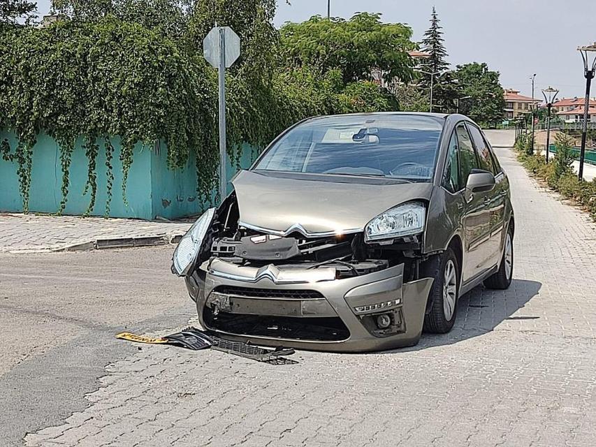 iki otomobil çarpıştı